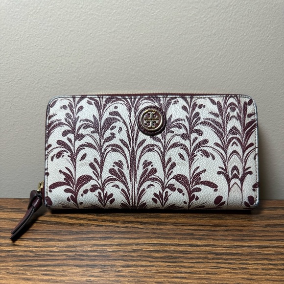 Tory Burch Handbags - Tory Burch leather wallet